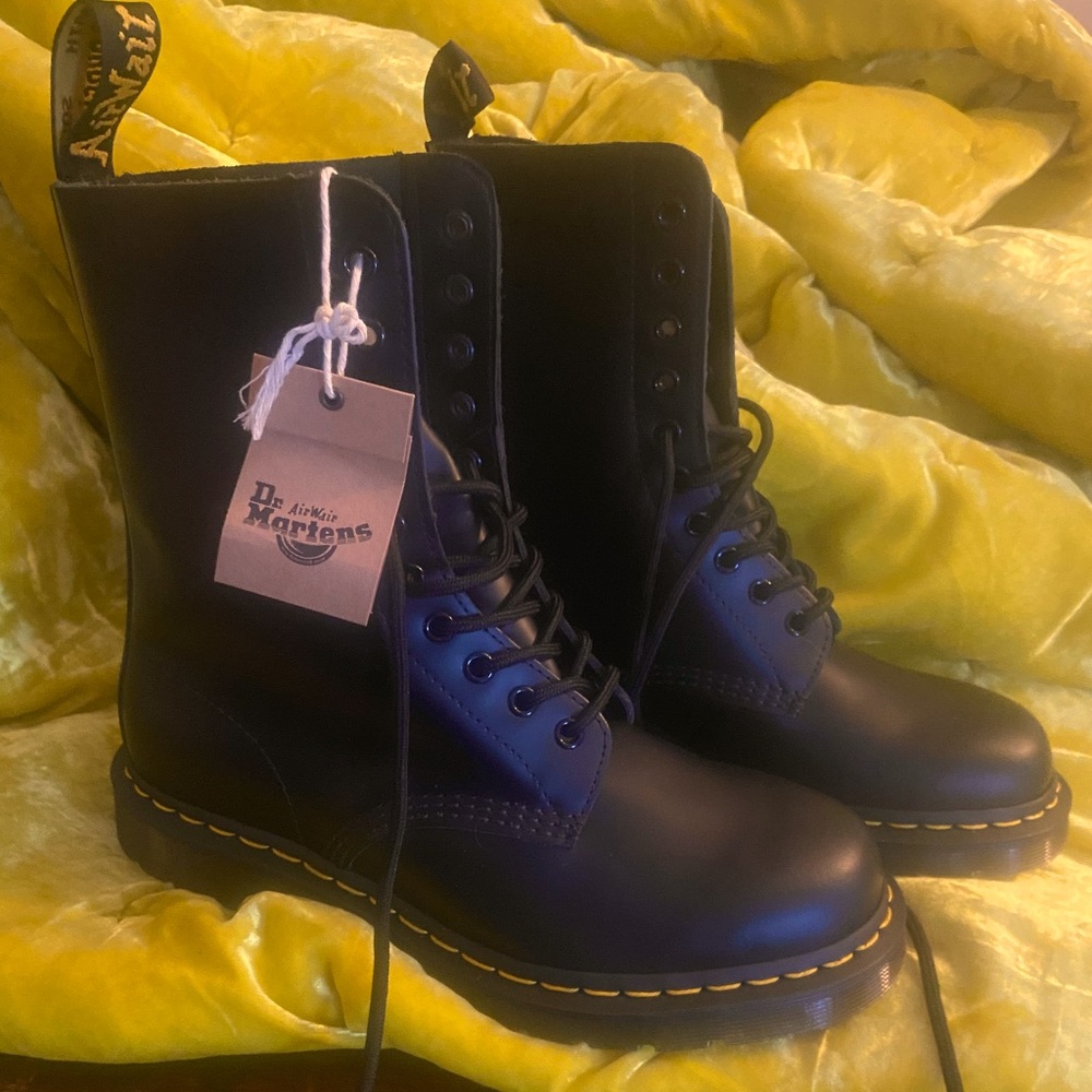 1490 smooth black boots
